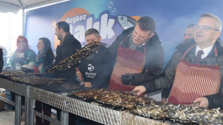 Beykoz’da Protokol Hamsi Izgarasının Başına Geçti