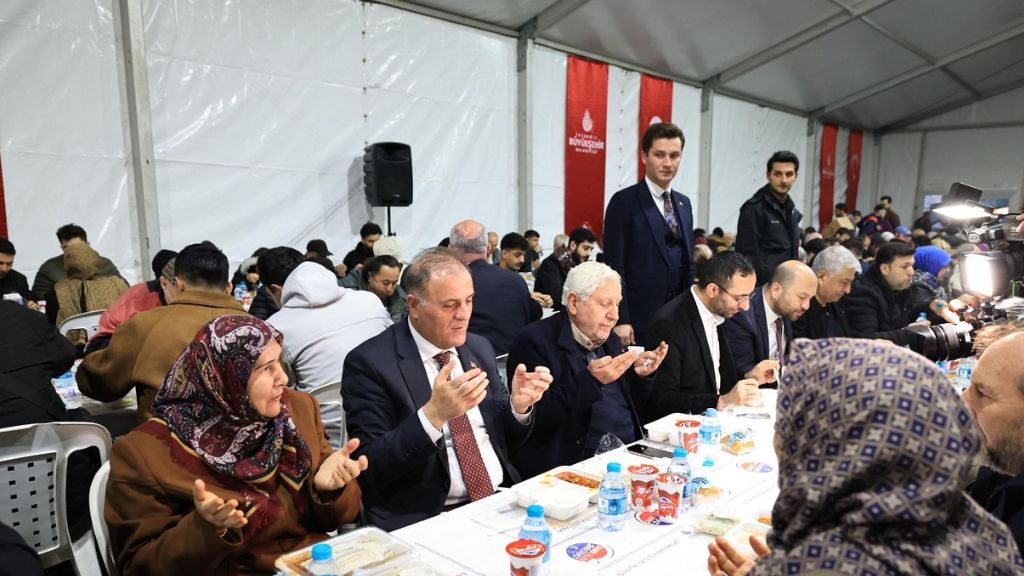 İBB’den İstanbul Meydanlarında İftar Seferberliği: Eminönü’nde Birlik Sofrası Kuruldu