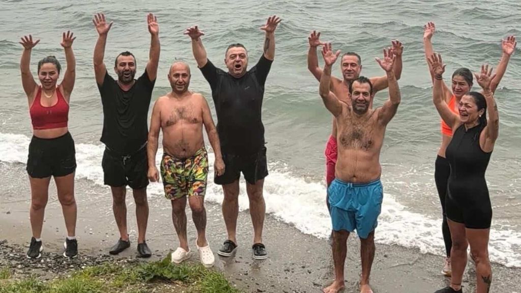 Beykoz’un Yüzenleri: Mevsim Tanımadan Denize Giriyorlar