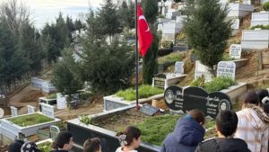 Deprem Şehidi Ayşe Eda Özdemir Kabri Başında Anıldı