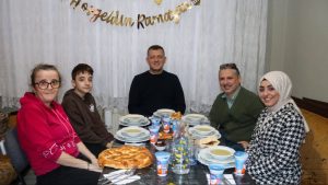 Kaymakam Ürkmezer Yenimahalle’de İftar Sofrasına Konuk Oldu