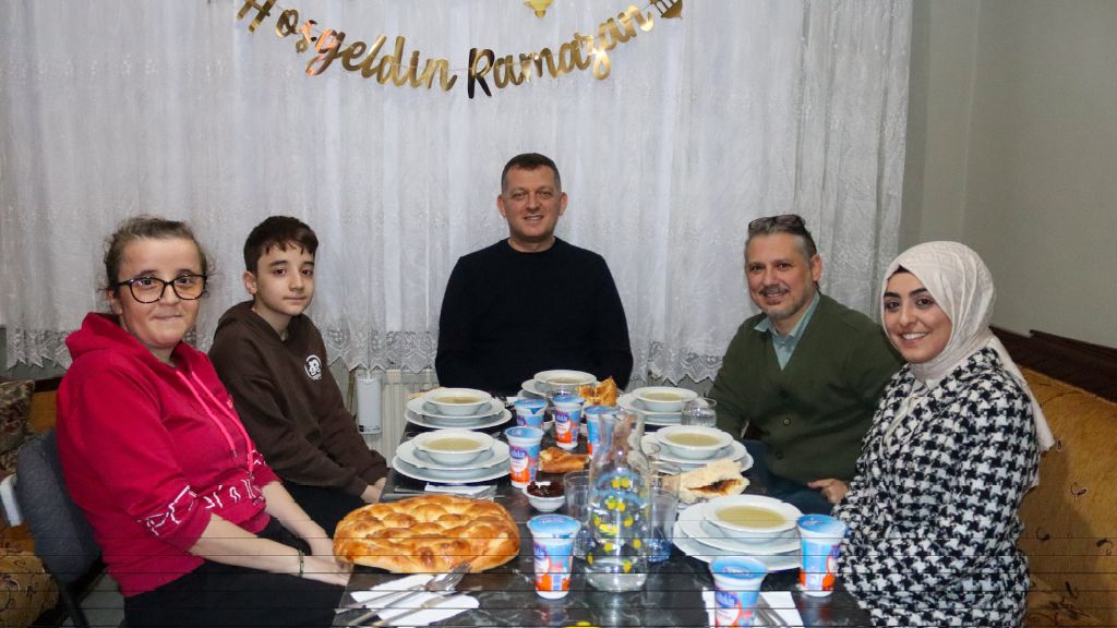 Kaymakam Ürkmezer Yenimahalle’de İftar Sofrasına Konuk Oldu