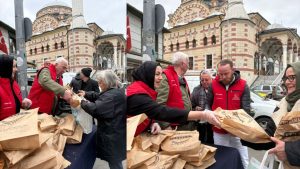 Gümüşsuyu’nda Sıcak Pide, Samimi Dua: Beykoz’da Dayanışma Sofralara Taşındı