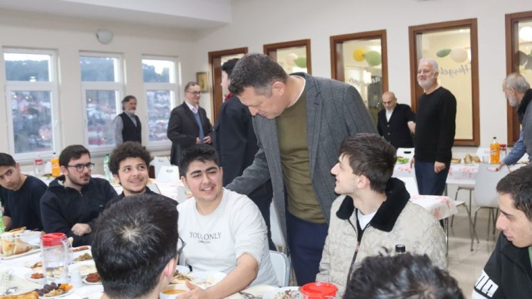 Kaymakam Dr. Fatih Ürkmezer Öğrencilerle İftar Sofrasında Buluştu