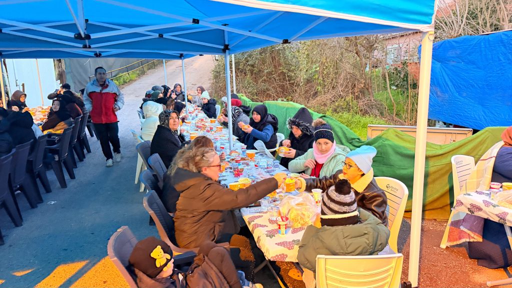 Gümüşsuyu Gençlerinden Dayanışma Dersi: Mandıra Yolu’nda Geleneksel İftar Coşkusu