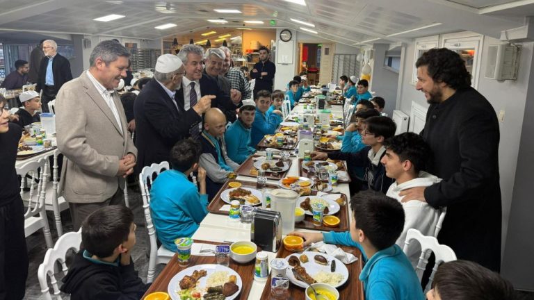 AK Parti Beykoz İlçe Başkanı Özkan Ayduğan Kuran Kursu Öğrencileriyle İftarda Buluştu