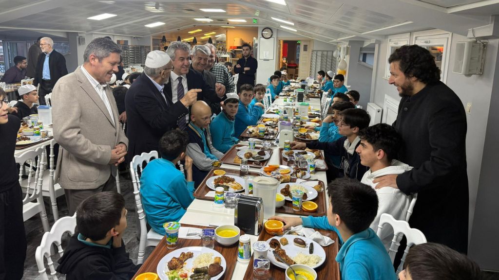 AK Parti Beykoz İlçe Başkanı Özkan Ayduğan Kuran Kursu Öğrencileriyle İftarda Buluştu