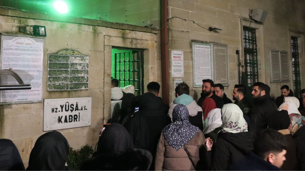 BEYKOZ’DA KADİR GECESİ MANEVİYATI: CAMİLER VE TÜRBELER DOLDU TAŞTI
