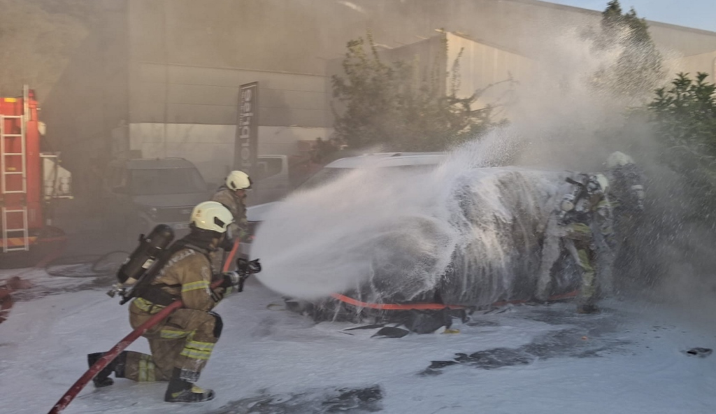 BEYKOZ’DA ELEKTRİKLİ ARAÇ YANGINI KORKUTTU