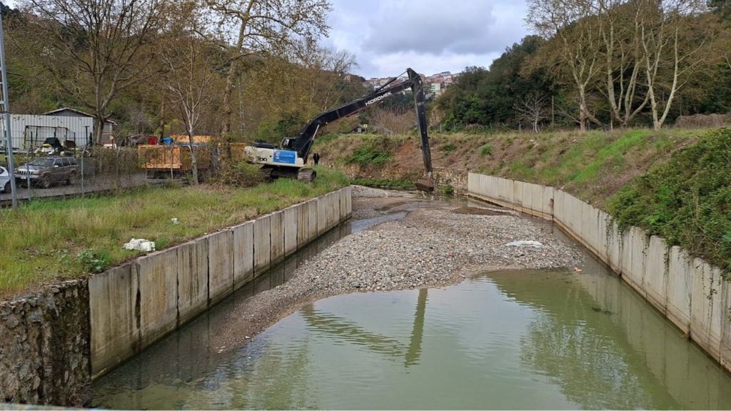 İSKİ’DEN BEYKOZ’DAKİ DERELERDE ÖNLEYİCİ TEMİZLİK MESAİSİ