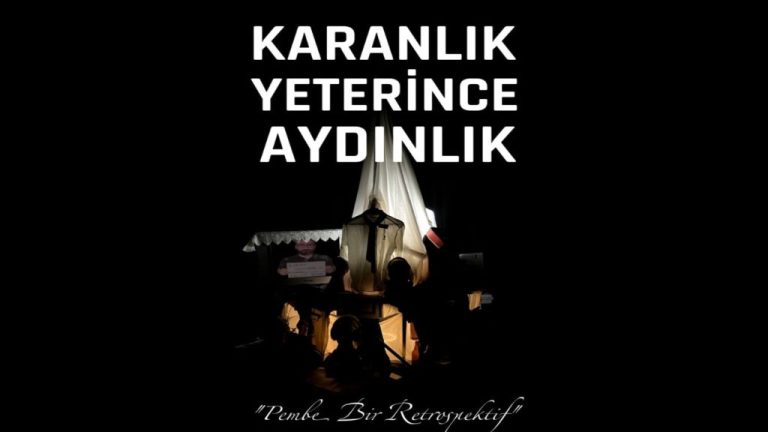 KARANLIK YETERİNCE AYDINLIK: “PEMBE BİR RETROSPEKTİF” CADDEBOSTAN’DA SAHNELENİYOR