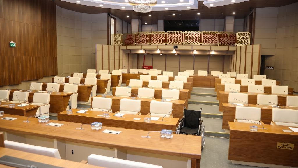 BEYKOZ BELEDİYE MECLİSİ’NDE “ZAMAN” MUAMMASI: SAATLER 10.00’U GÖSTERDİĞİNDE TOPLANTI BAŞLAYACAK MI?