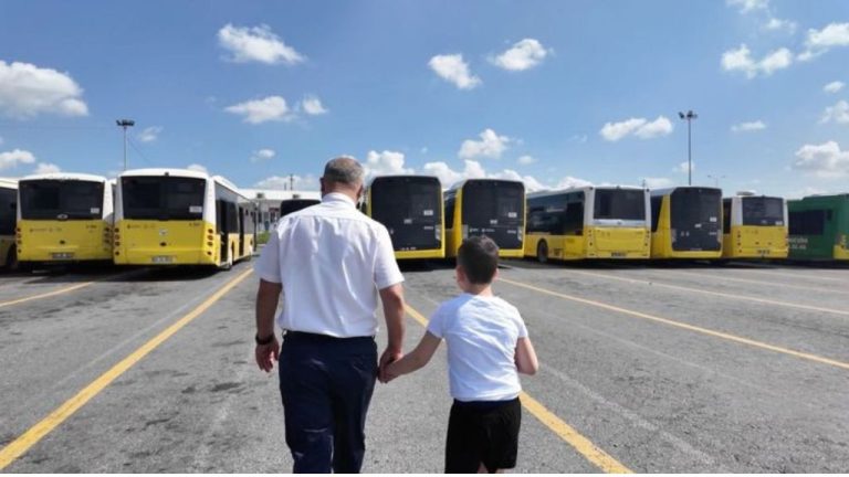 İETT KAPTANINDAN ALKIŞLANACAK HAREKET: KAYBOLAN ÇOCUĞU AİLESİNE KAVUŞTURDU