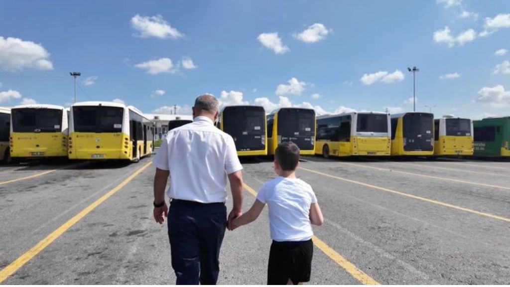 İETT KAPTANINDAN ALKIŞLANACAK HAREKET: KAYBOLAN ÇOCUĞU AİLESİNE KAVUŞTURDU