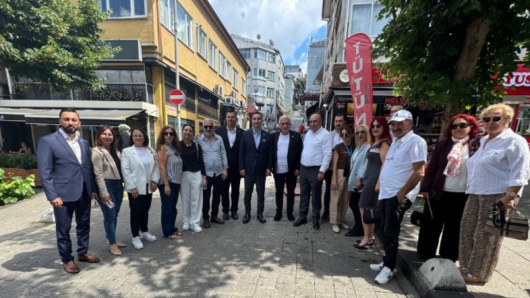 İYİ PARTİ BEYKOZ’DA SAHAYA İNDİ: MİLLETVEKİLİ BURAK AKBURAK VE İLÇE BAŞKANI AKİF TAŞDEMİR PAŞABAHÇE’DE VATANDAŞLARLA BULUŞTU