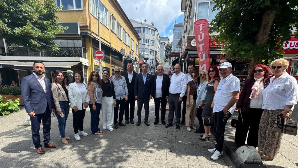 İYİ PARTİ BEYKOZ’DA SAHAYA İNDİ: MİLLETVEKİLİ BURAK AKBURAK VE İLÇE BAŞKANI AKİF TAŞDEMİR PAŞABAHÇE’DE VATANDAŞLARLA BULUŞTU